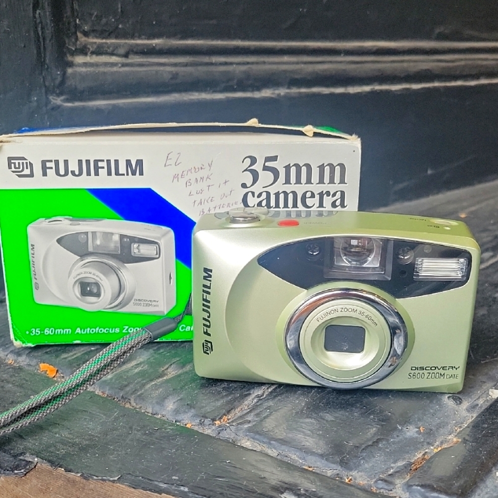 Fujifilm Discovery S600 Zoom 35mm Camera - Green and Silver